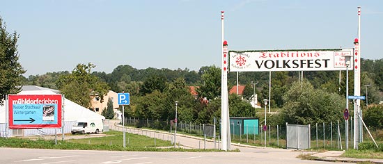 am 19.08.2006 wurde schon aufgebaut, erste Zelte stehen... (Foto: Martin Schmitz)